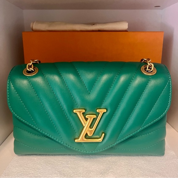 Louis Vuitton Green Leather Shoulder Bag with Gold Chain - Picture 14 of 14